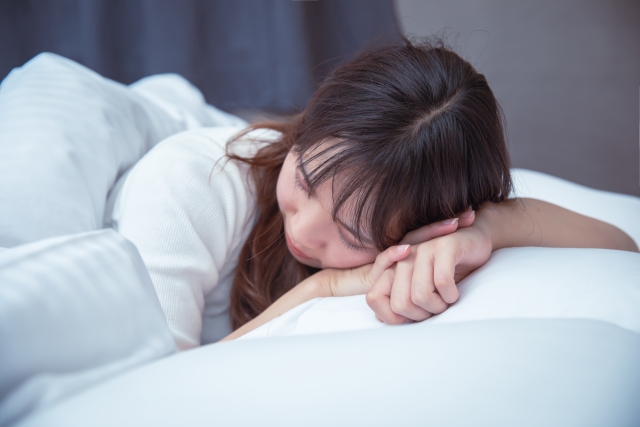 寝る時の姿勢の悪さも歪みの原因になります